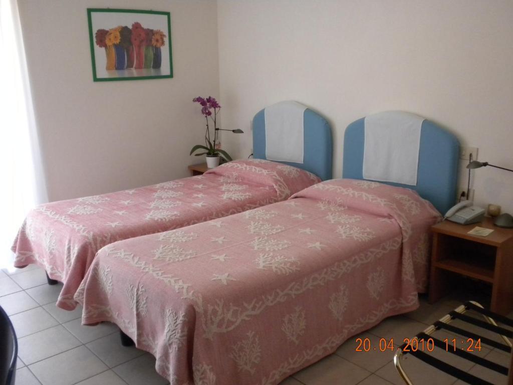 Hotel La Roccia Палау Стая снимка
